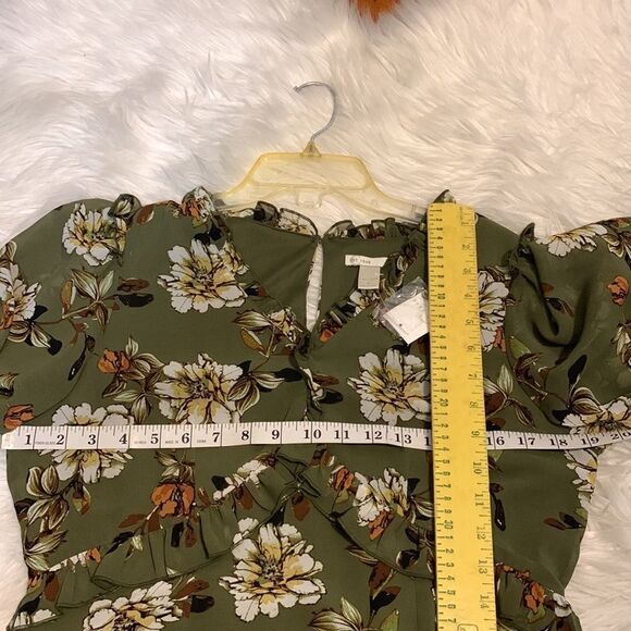 Size medium floral BoHo dress. Two rows of ruffles at the bottom and one - Picture 5 of 9